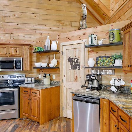 Riverfront Cabin With Hot Tub - 3 Miles To Dollywood Pigeon Forge Eksteriør billede
