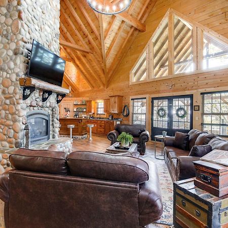 Riverfront Cabin With Hot Tub - 3 Miles To Dollywood Pigeon Forge Eksteriør billede