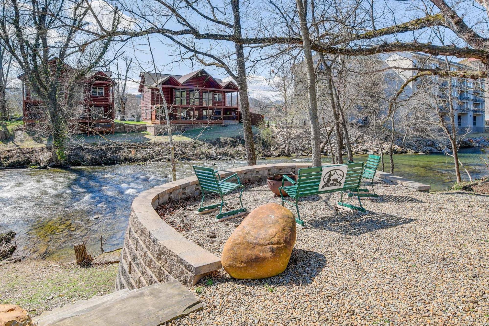 Riverfront Cabin With Hot Tub - 3 Miles To Dollywood Pigeon Forge Eksteriør billede