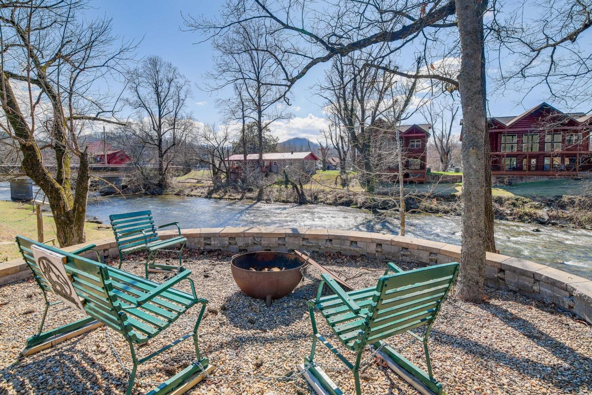 Riverfront Cabin With Hot Tub - 3 Miles To Dollywood Pigeon Forge Eksteriør billede