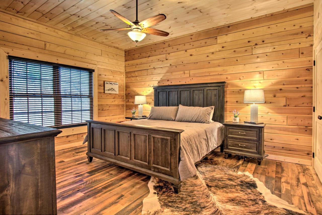 Riverfront Cabin With Hot Tub - 3 Miles To Dollywood Pigeon Forge Eksteriør billede